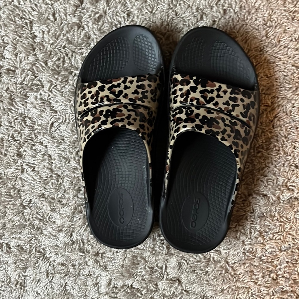 Oofos slides